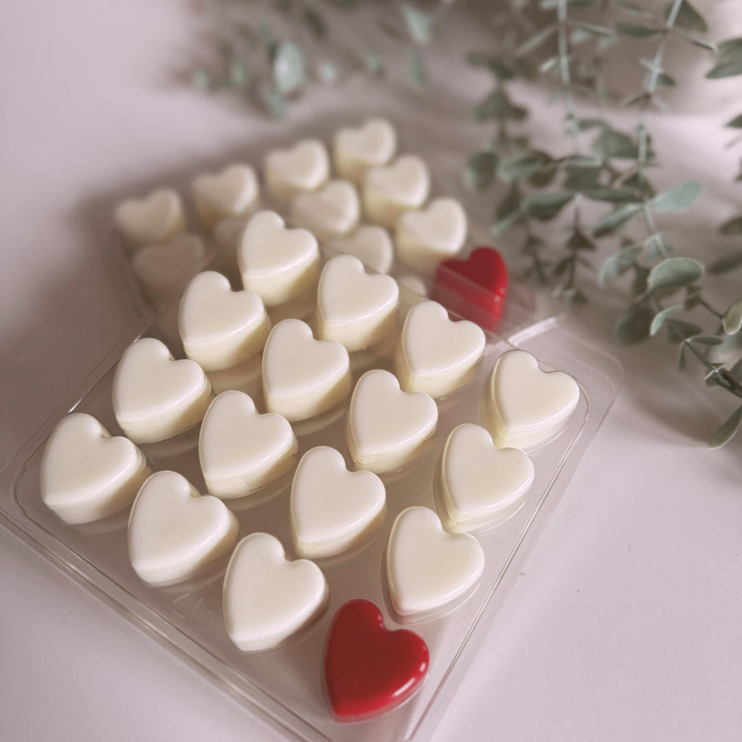 Snuggle Wax Melt Limited Edition Valentine’s large clamshell by Smelts Aromas – cosy fruity floral home fragrance.